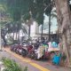Diduga Dibiarkan Petugas Dishub, Samping Kantor BGN Kendaraan Motor Parkir Diatas Trotoar