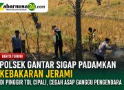 Polsek Gantar Sigap Padamkan Kebakaran Jerami di Pinggir Tol Cipali, Cegah Asap Ganggu Pengendara