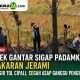 Polsek Gantar Sigap Padamkan Kebakaran Jerami di Pinggir Tol Cipali, Cegah Asap Ganggu Pengendara