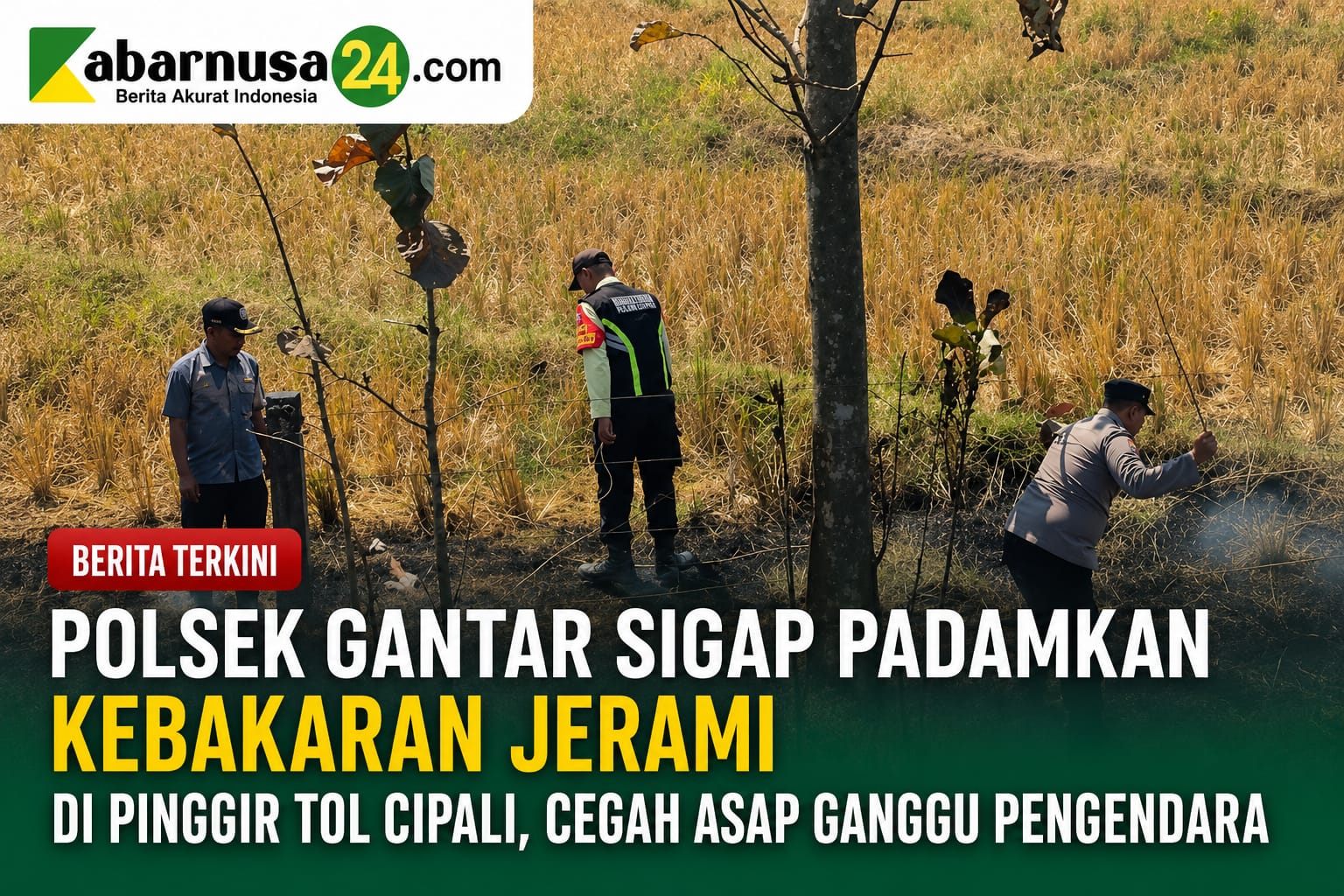 Polsek Gantar Sigap Padamkan Kebakaran Jerami di Pinggir Tol Cipali, Cegah Asap Ganggu Pengendara
