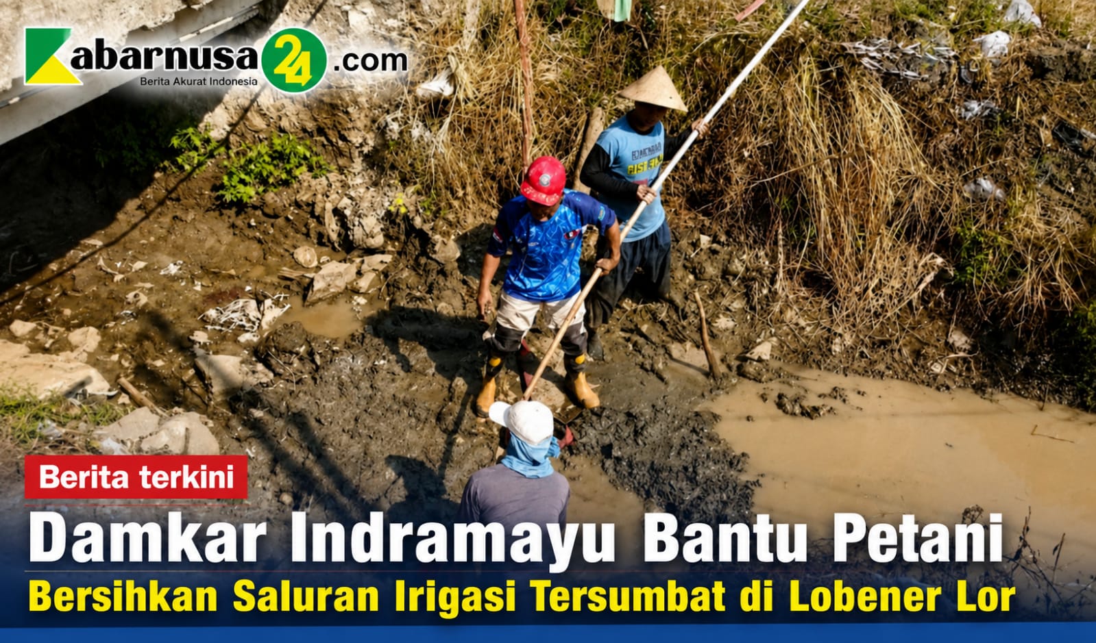 Damkar Indramayu Bantu Petani Bersihkan Saluran Irigasi Tersumbat di Lobener Lor