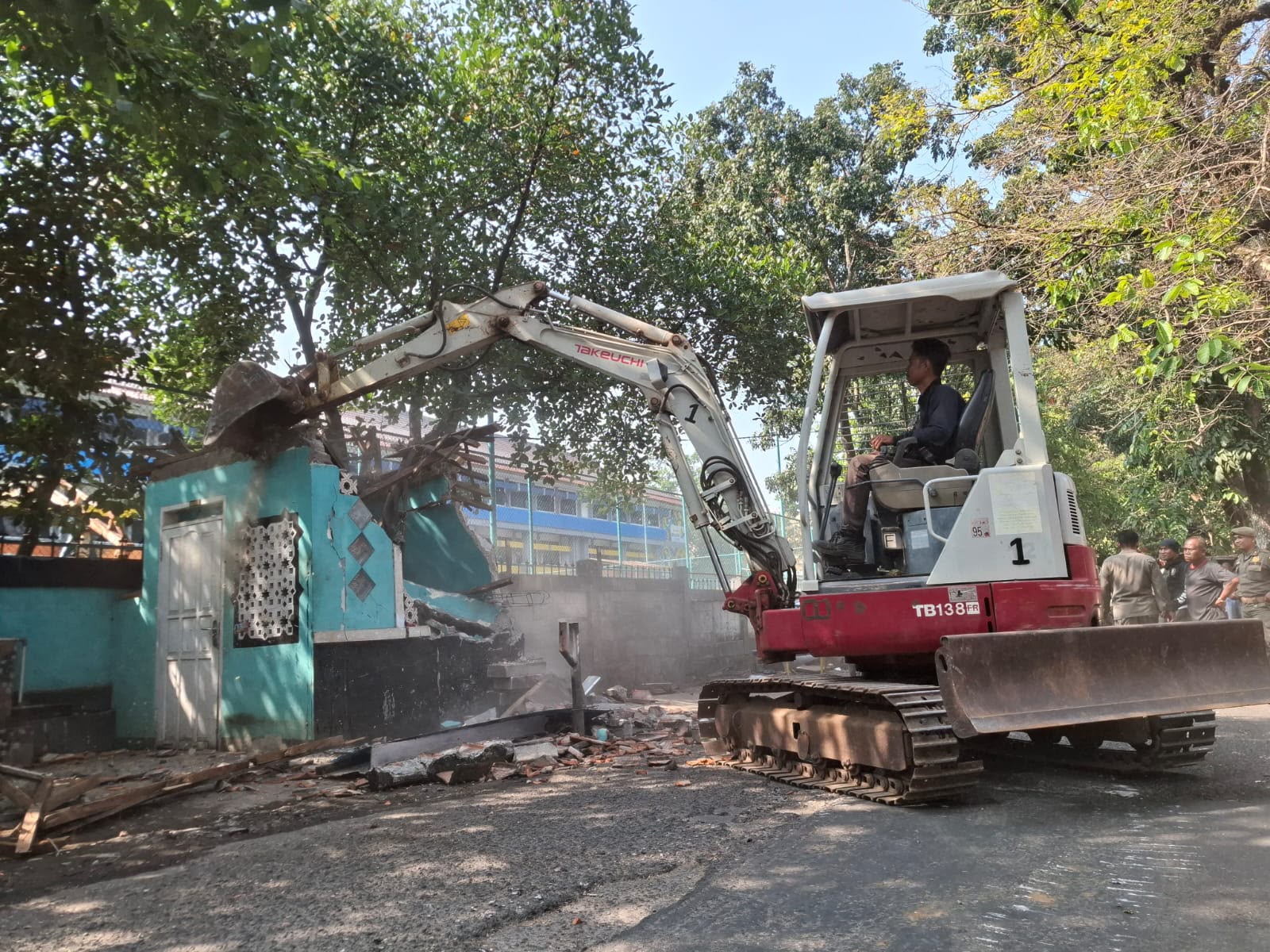 Pemkot Bandung Tertibkan 36 PKL dan Bangunan Liar di Jalan Rajiman Pemkot Bandung Tertibkan 36 PKL dan Bangunan Liar di Jalan Rajiman