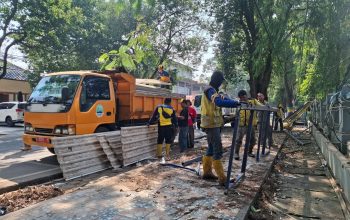 Pemkot Bandung Tertibkan 36 PKL dan Bangunan Liar di Jalan Rajiman