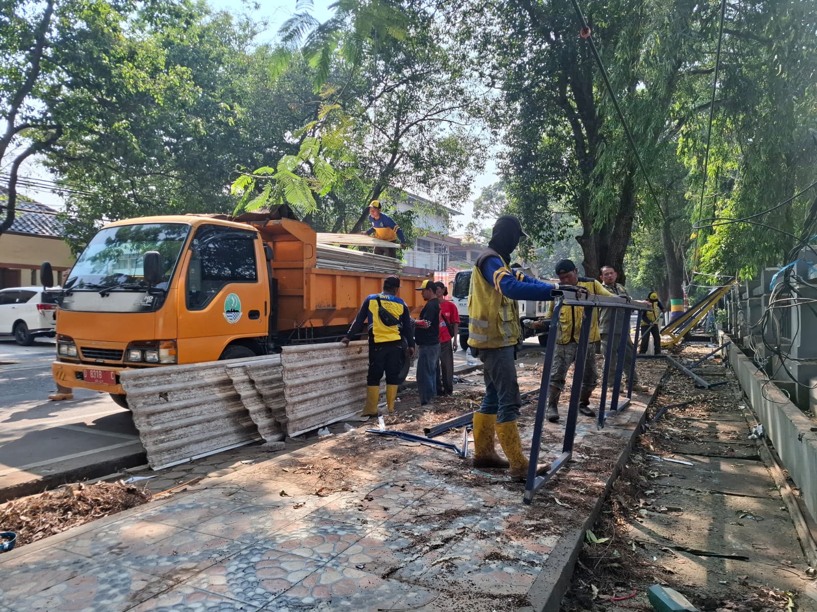 Pemkot Bandung Tertibkan 36 PKL dan Bangunan Liar di Jalan Rajiman