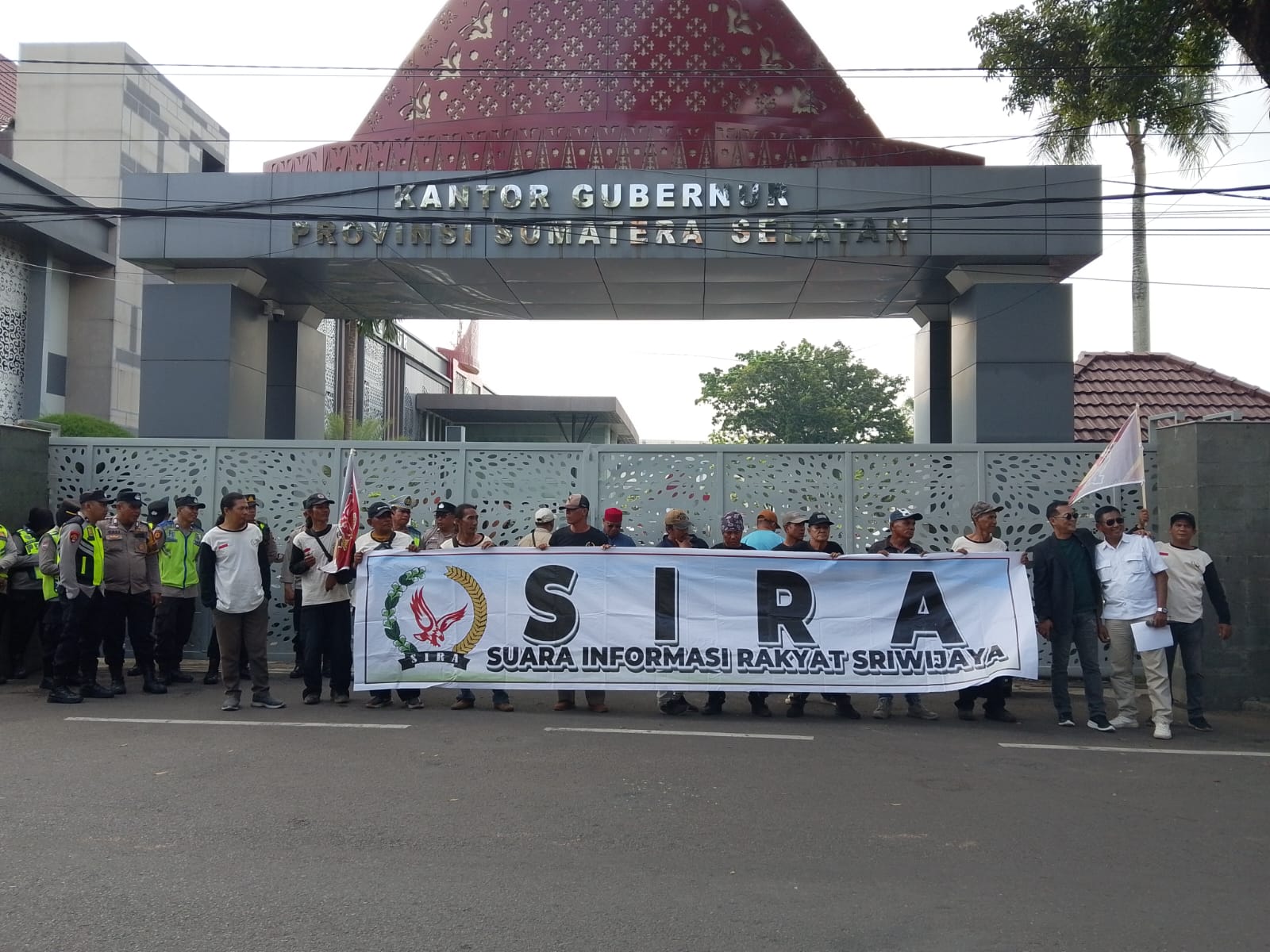 Aksi Damai di Kantor Gubernur Sumsel, SIRA Memprotes Keras Dugaan Pencemaran Lingkungan Oleh PT PUSRI Palembang