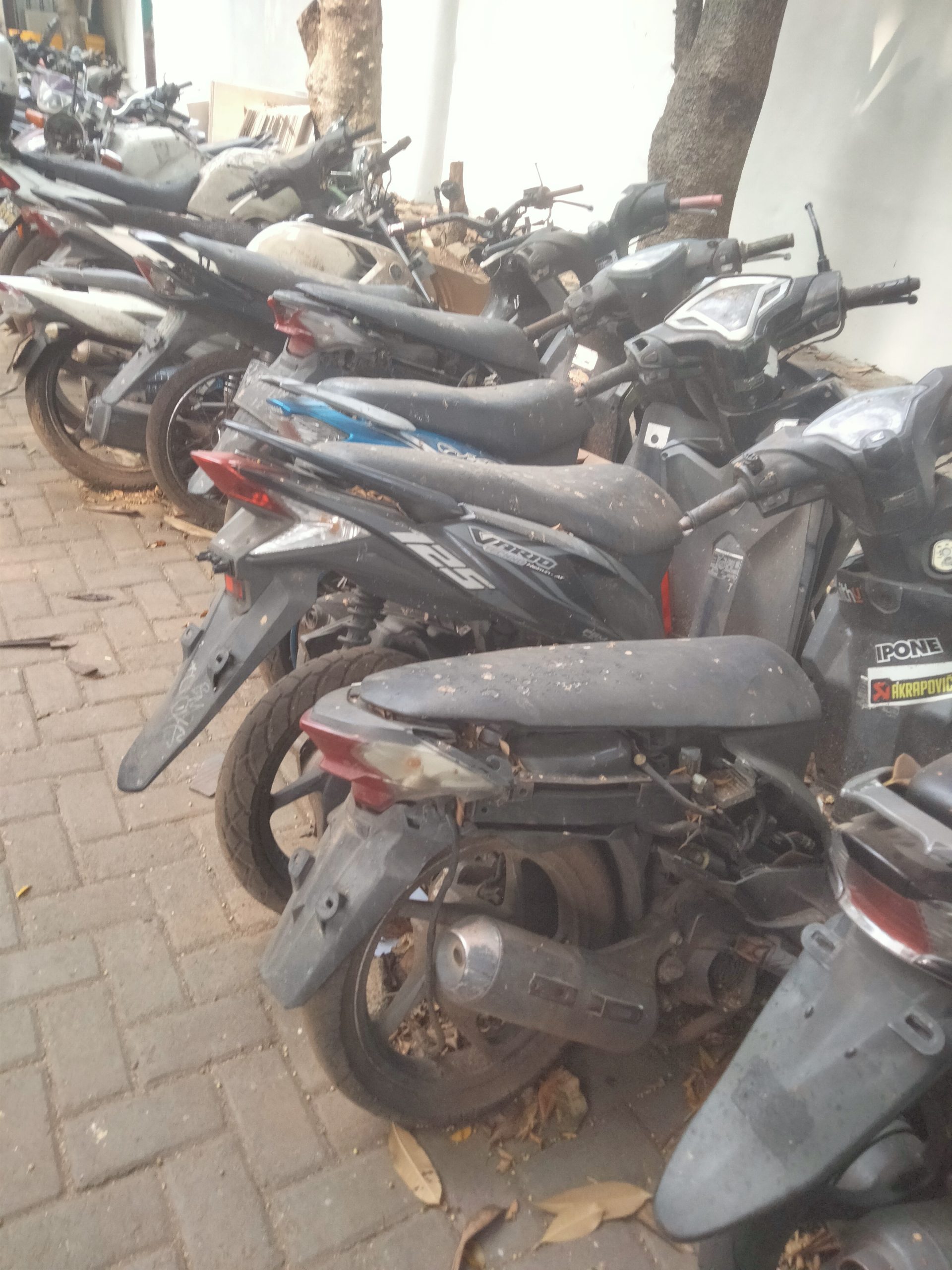 Penampakan Diduga Motor Sitaan Barang Bukti dan motor Oprasional di lingkungan Polda Metro Jaya Jadi Rongsokan