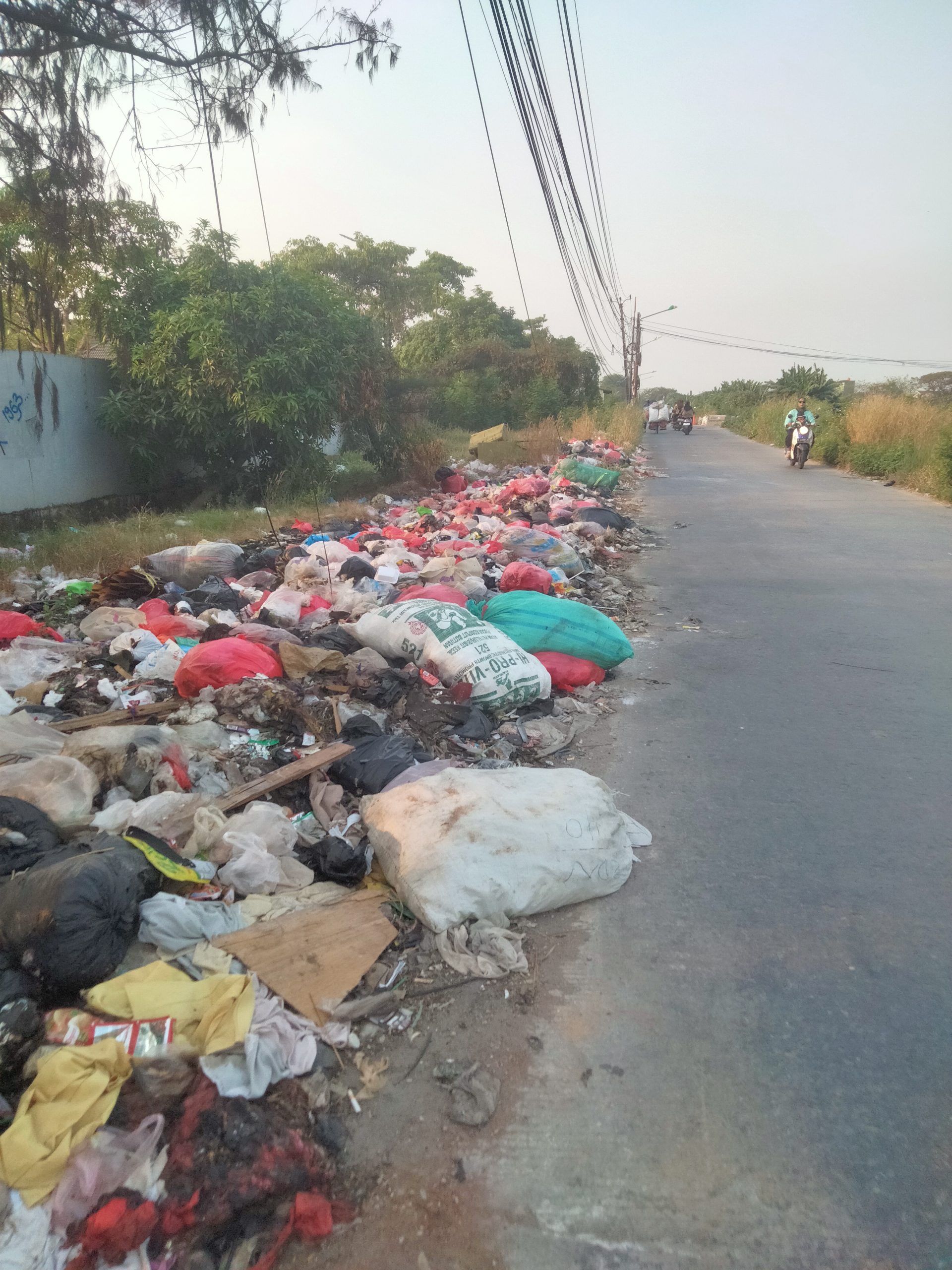 Pemda dan Warga Seperti Tidak Peduli Banyak Sampah Berserakan di Jalan Puri Harapan Bekasi Utara