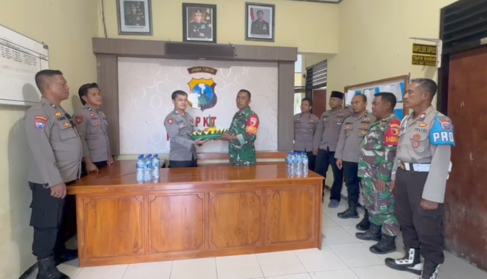 Solidaritas TNI-Polri Terjaga, Koramil 0827 Sapudi Sampaikan Ucapan Hari Bhayangkara ke-80 kepada Polsek Sapudi