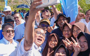 Buka Peluang Ekonomi Hijau Baru, Menteri LH Jumhur Tegaskan Semangat Tobat Ekologis Lewat Restorasi Mangrove di Sumbawa Buka Peluang Ekonomi Hijau Baru, Menteri LH Jumhur Tegaskan Semangat Tobat Ekologis Lewat Restorasi Mangrove di Sumbawa
