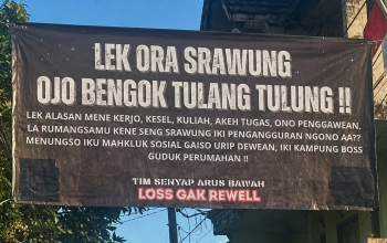 Viral Sebuah Tulisan Spanduk ‘Gak Srawung Gak Ditulung’ Ungkapan Etika Bertetangga di Zaman Serba Sibuk