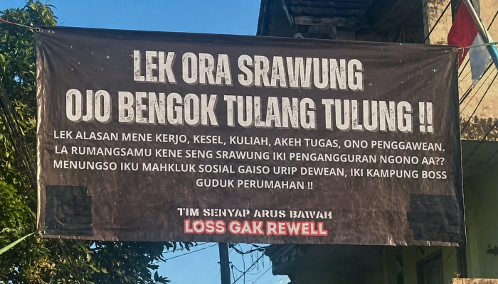 Viral Sebuah Tulisan Spanduk ‘Gak Srawung Gak Ditulung’ Ungkapan Etika Bertetangga di Zaman Serba Sibuk