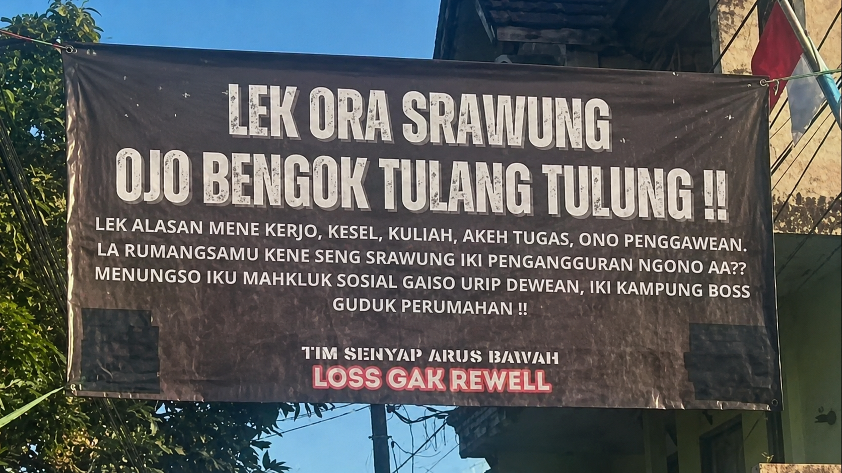 Viral Sebuah Tulisan Spanduk ‘Gak Srawung Gak Ditulung’ Ungkapan Etika Bertetangga di Zaman Serba Sibuk