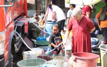Penyaluran Air Bersih Bagi Warga Terdampak Kekeringan di Kabupaten Bekasi Capai 20 Titik Lokasi