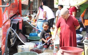 10 Desa di Bekasi Terdampak Kekeringan, Satu Juta Liter Air Bersih Telah Didistribusikan 10 Desa di Bekasi Terdampak Kekeringan, Satu Juta Liter Air Bersih Telah Didistribusikan