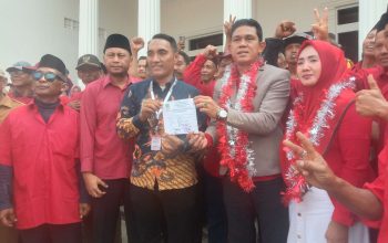 Lautan Merah Mengiringi Langkah Petahana, Ribuan Warga Antar Sumardi Daftar Pilkades Karangmukti Lautan Merah Mengiringi Langkah Petahana, Ribuan Warga Antar Sumardi Daftar Pilkades Karangmukti