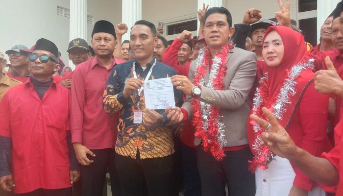 Lautan Merah Mengiringi Langkah Petahana, Ribuan Warga Antar Sumardi Daftar Pilkades Karangmukti