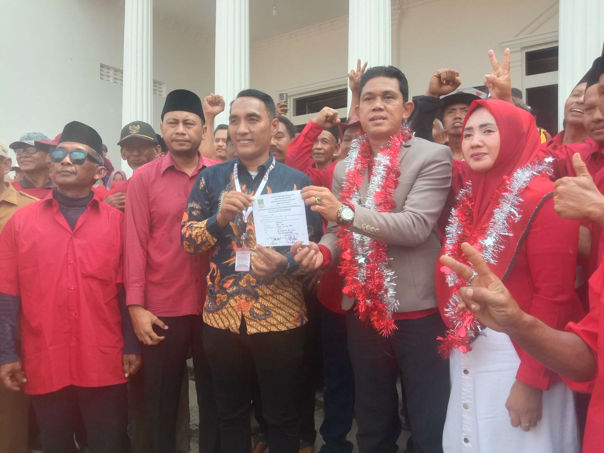 Lautan Merah Mengiringi Langkah Petahana, Ribuan Warga Antar Sumardi Daftar Pilkades Karangmukti