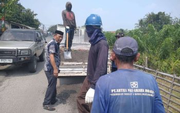 Kades Karangsari Bao Umbara Gerak Cepat Benahi Jalan Rusak Sepanjang 3,5 Kilometer hingga Kp. Tobor Kades Karangsari Bao Umbara Gerak Cepat Benahi Jalan Rusak Sepanjang 3,5 Kilometer hingga Kp. Tobor