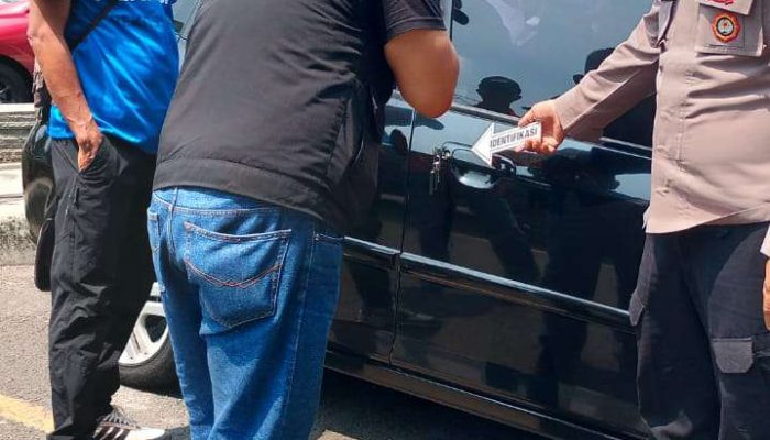 TAS BERISI DOKUMEN PENTING DIBOBOL MALING DI AREA PARKIR DEPAN BANK BCA SUMARECON BEKASI