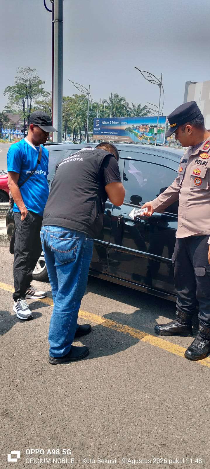 TAS BERISI DOKUMEN PENTING DIBOBOL MALING DI AREA PARKIR DEPAN BANK BCA SUMARECON BEKASI