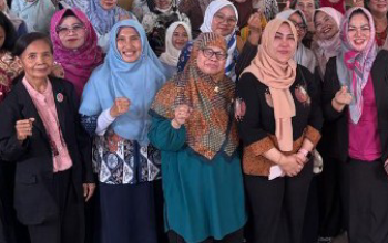 Ibu Dra, HS Ani Rukmini, Ketua Komisi Dua Mengajak Semua Umat Beragama Untuk Saling Bersilaturahmi Satu Dan Yang Lainnya Agar Tercipta Toleransi Beragama,