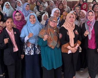 Ibu Dra, HS Ani Rukmini, Ketua Komisi Dua Mengajak Semua Umat Beragama Untuk Saling Bersilaturahmi Satu Dan Yang Lainnya Agar Tercipta Toleransi Beragama,