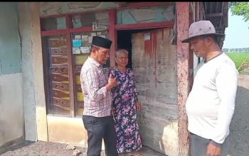 Calon Kades Petahana Bao Umbara Sambangi Rumah Warga Lansia di Karangsari
