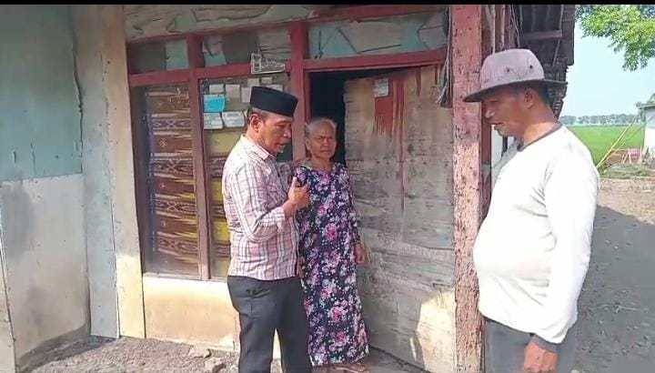 Calon Kades Petahana Bao Umbara Sambangi Rumah Warga Lansia di Karangsari