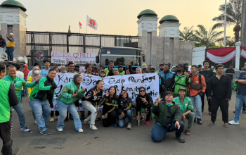 Ratusan Ojol Jaga Wilayah Senayan, Imbau Aksi Berjalan Tertib Ratusan Ojol Jaga Wilayah Senayan, Imbau Aksi Berjalan Tertib