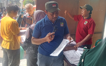 Pembagian Bansos di Desa Cikarang Kota Dilakukan Bertahap, Jaga Ketertiban Warga Pembagian Bansos di Desa Cikarang Kota Dilakukan Bertahap, Jaga Ketertiban Warga