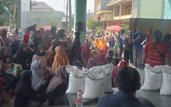Pembagian Bansos di Desa Cikarang Kota Dilakukan Bertahap, Jaga Ketertiban Warga Pembagian Bansos di Desa Cikarang Kota Dilakukan Bertahap, Jaga Ketertiban Warga