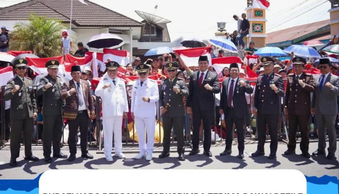 Bupati Karo Bersama Forkopimda Terima Pawai Defile SMP dan SMA dalam Rangka HUT ke-81 RI