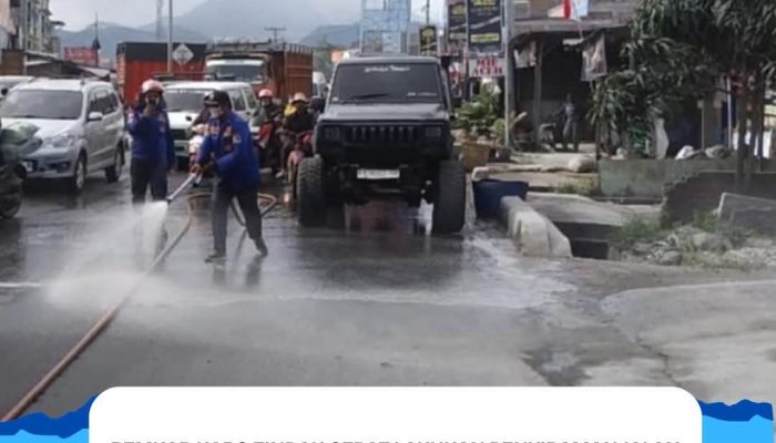 Pemkab Karo Tindak Cepat Lakukan Penyiraman Jalan Terdampak Abu Vulkanik Erupsi Gunung Sinabung