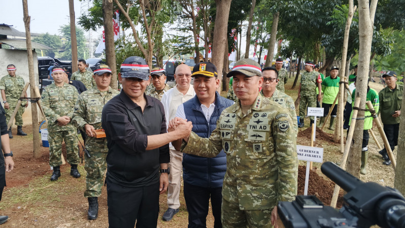Membaur Dengan Masyarakat, Pangdam Jaya Bersama Kapolda Metro Jaya dan Pemprov DKI Bersih-Bersih Sungai Jakarta Utara