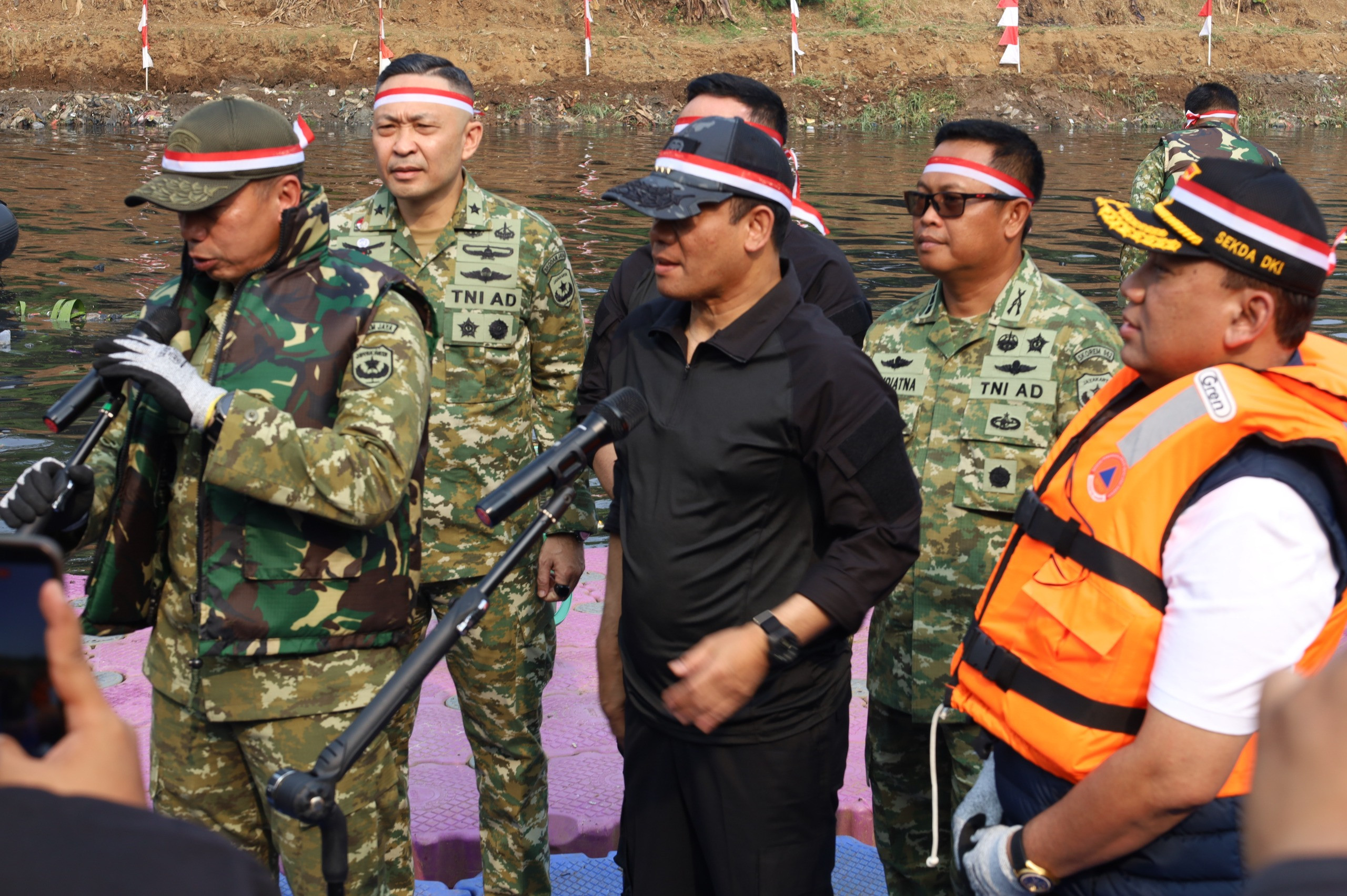 Membaur Dengan Masyarakat, Pangdam Jaya Bersama Kapolda Metro Jaya dan Pemprov DKI Bersih-Bersih Sungai Jakarta Utara Membaur Dengan Masyarakat, Pangdam Jaya Bersama Kapolda Metro Jaya dan Pemprov DKI Bersih-Bersih Sungai Jakarta Utara