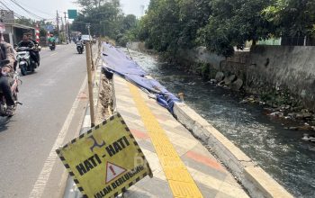 Heboh, Gunakan APBD Kota Depok Rp 9,7 Miliar Trotoar Jalan Raya Sawangan Kota Depok Ambles