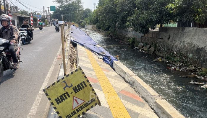 Heboh, Gunakan APBD Kota Depok Rp 9,7 Miliar Trotoar Jalan Raya Sawangan Kota Depok Ambles