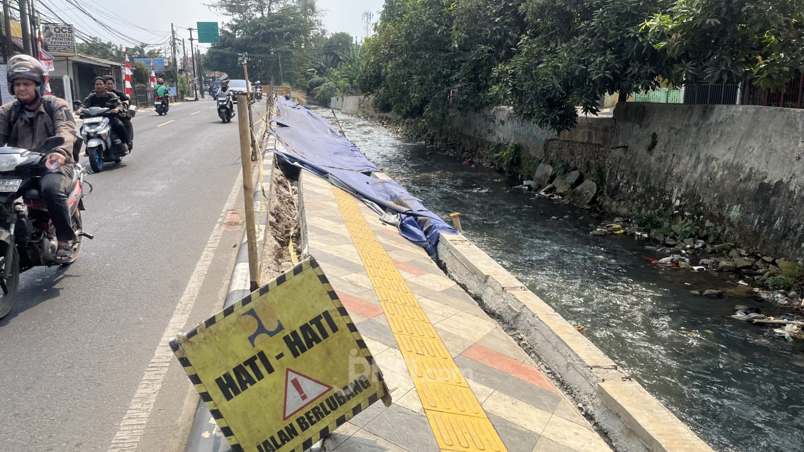 Heboh, Gunakan APBD Kota Depok Rp 9,7 Miliar Trotoar Jalan Raya Sawangan Kota Depok Ambles