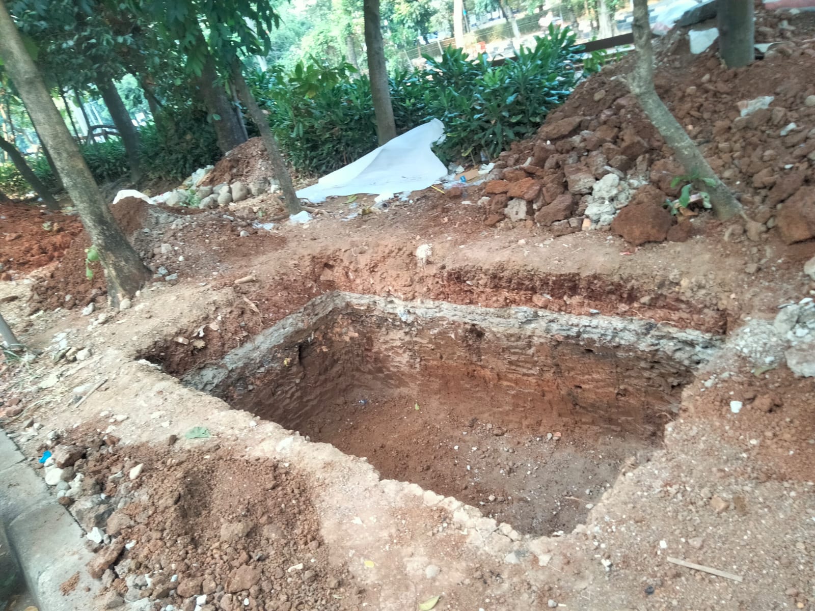 Penampakan Ruang Terbuka Hijau Disulap Lobang Galian Penampungan Pilah Sampah di Rawajati Jaksel