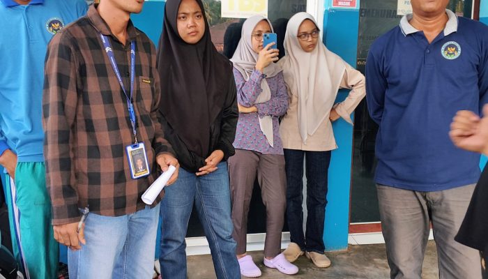 Emak-Emak Geruduk Dapur MBG di Lumut, Diduga Nasi Berbau Basi dan Ayam Masih Berdarah