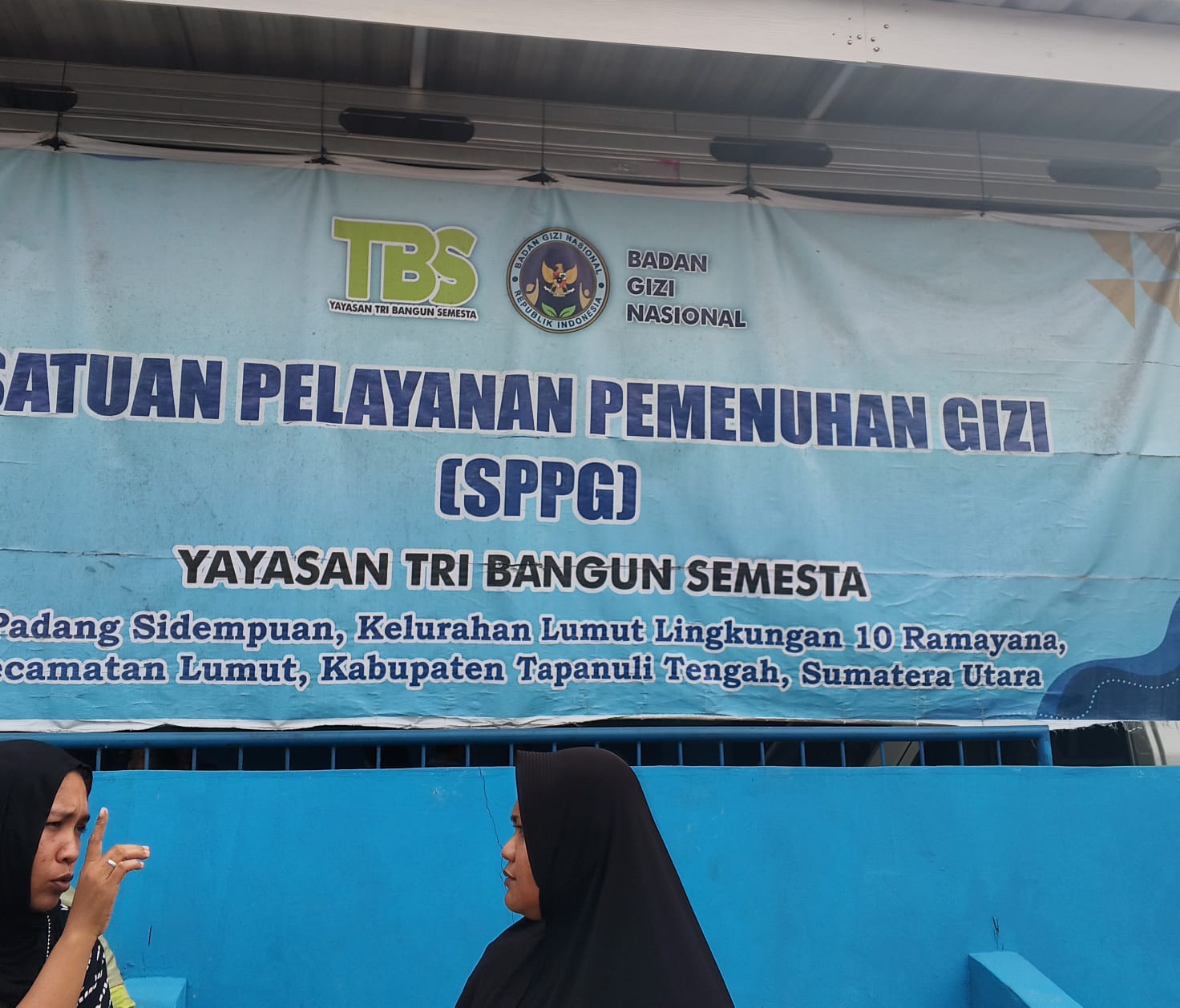 Emak-Emak Geruduk Dapur MBG di Lumut, Diduga Nasi Berbau Basi dan Ayam Masih Berdarah