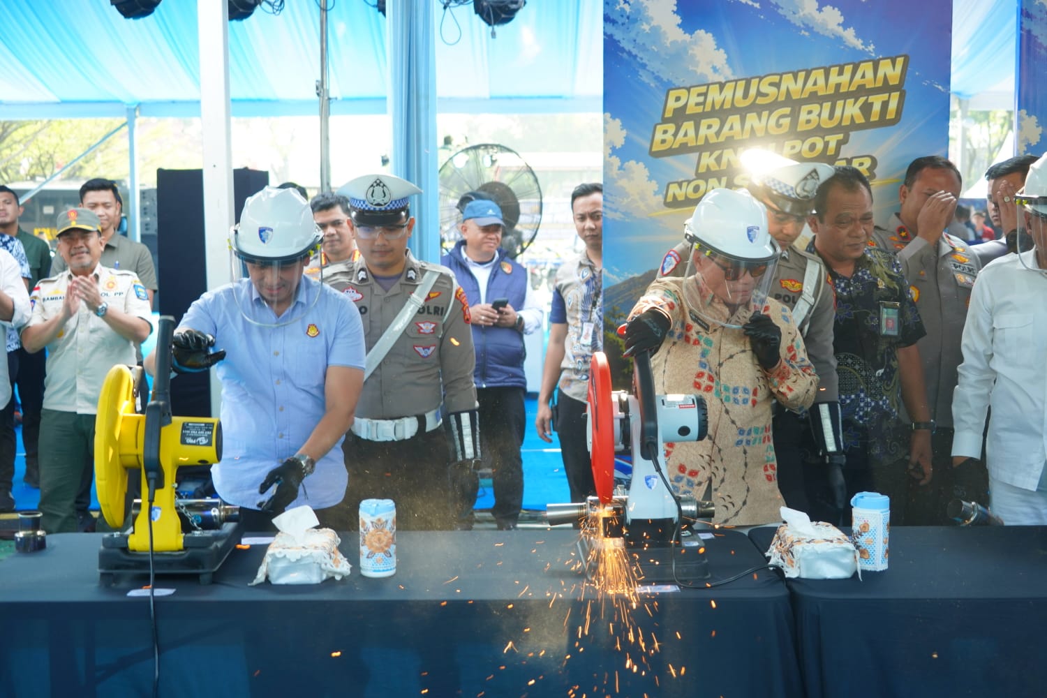 Sisi Humanis Razia Knalpot Brong Polda Jabar: Edukasi Pengendara Hingga Ganti Knalpot Sukarela Sisi Humanis Razia Knalpot Brong Polda Jabar: Edukasi Pengendara Hingga Ganti Knalpot Sukarela