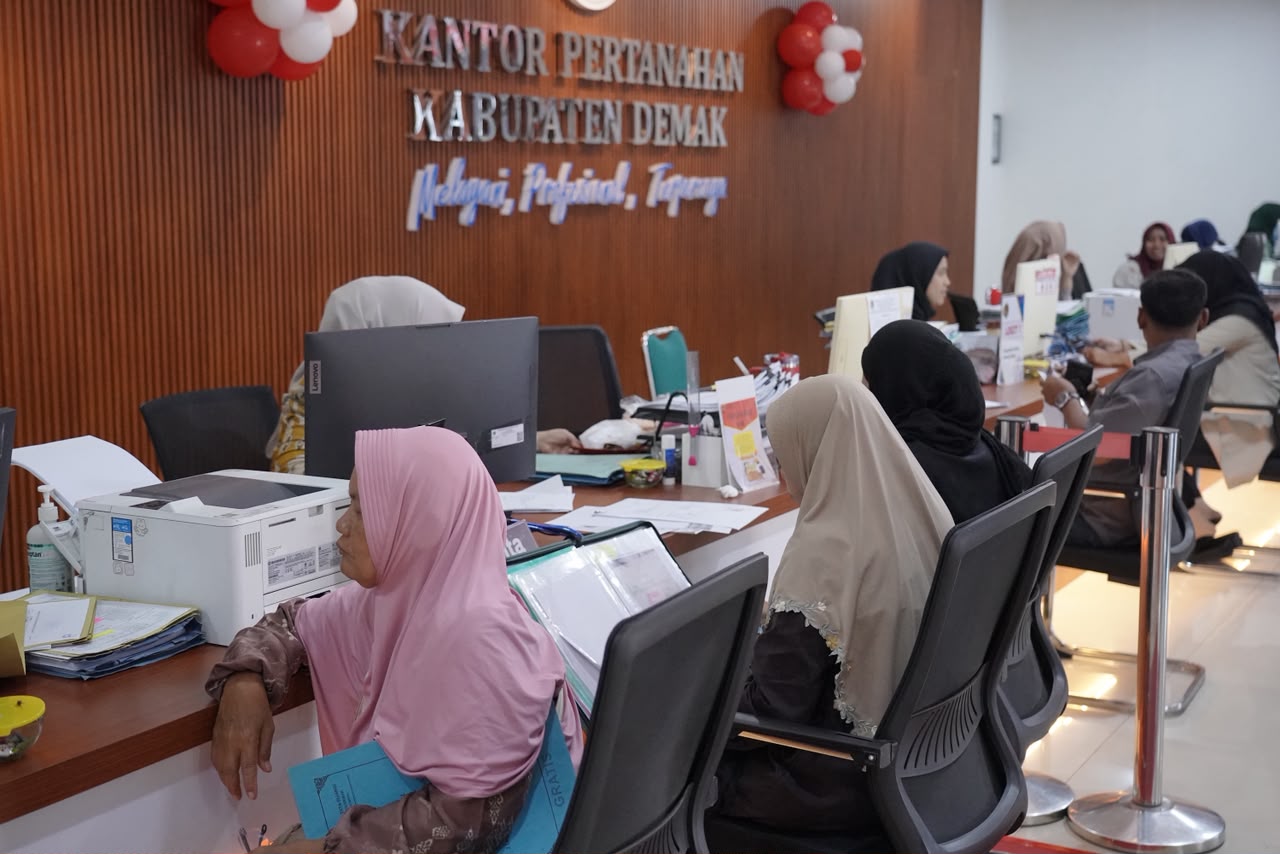 Dari 400 Terapkan Pengukuran Terjadwal Pelayanan Lebih Cepat di Kantor ATR/BPN Telah Dirasakan Masyarakat Kabupaten Demak Dari 400 Terapkan Pengukuran Terjadwal Pelayanan Lebih Cepat di Kantor ATR/BPN Telah Dirasakan Masyarakat Kabupaten Demak