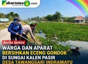 Warga dan Aparat Bersihkan Eceng Gondok di Sungai Kalen Pasir desa Tawangsari Indramayu