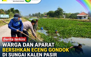 Warga dan Aparat Bersihkan Eceng Gondok di Sungai Kalen Pasir desa Tawangsari Indramayu
