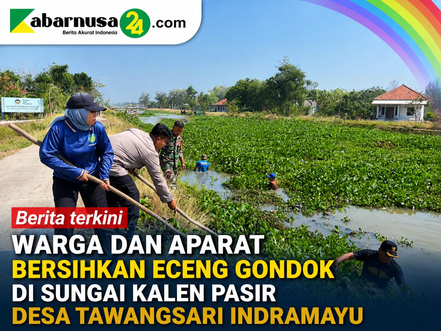 Warga dan Aparat Bersihkan Eceng Gondok di Sungai Kalen Pasir desa Tawangsari Indramayu