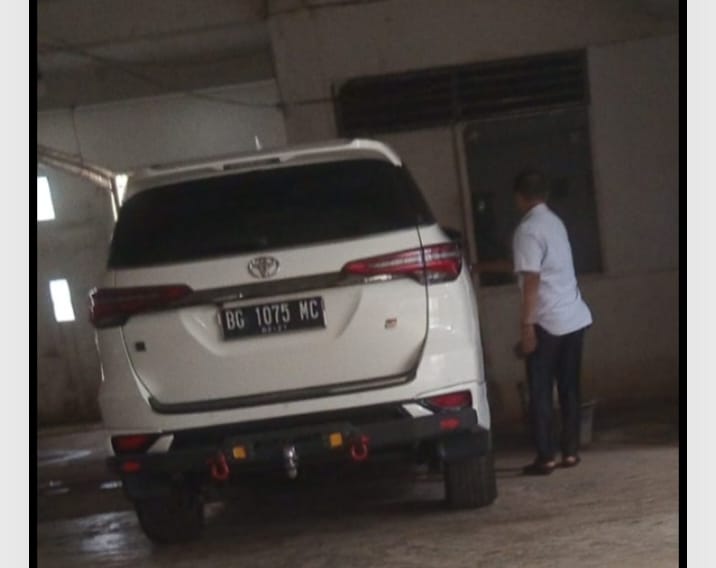 Mantan Kepala SMA Negeri 3 Palembang Disorot Warga Diduga Rutin Kunjungi Seorang Perempuan di Rumah Kost