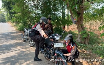 Patroli R2 Sat Samapta Polres Lampung Utara Bantu Warga Kendaraan Mogok di Jalan Patroli R2 Sat Samapta Polres Lampung Utara Bantu Warga Kendaraan Mogok di Jalan