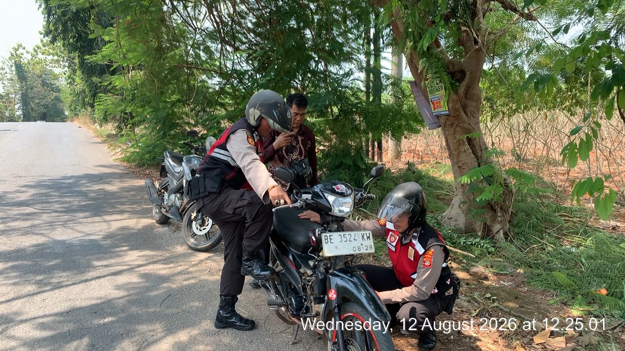 Patroli R2 Sat Samapta Polres Lampung Utara Bantu Warga Kendaraan Mogok di Jalan