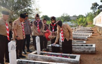 Kapolres Lampung Utara Pimpin Ziarah Makam Pahlawan dalam Rangka Hari Pramuka ke-65